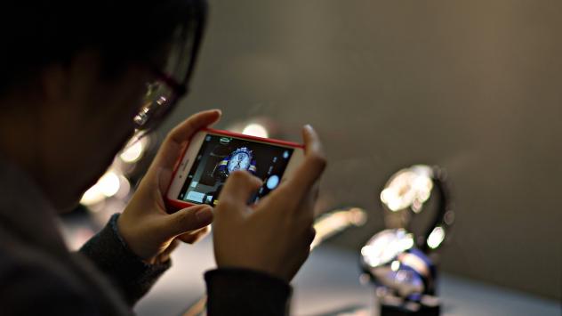 Посетител на Baselworld 2016 снима Heritage Black на Montres Tudor SA. Photographer: Michele Limina/Bloomberg