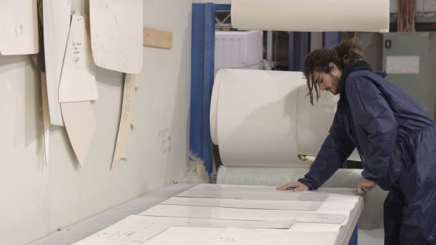 Работник настройва матриците на машина за хартия Снимка: Carla Gottgens/Bloomberg