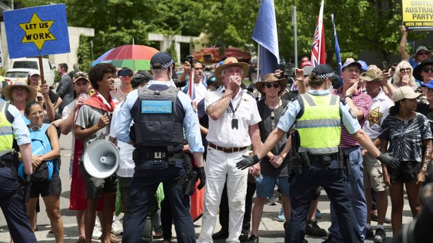 Група демонстранти против ваксинацията и привърженици на конспиративните теории блокираха