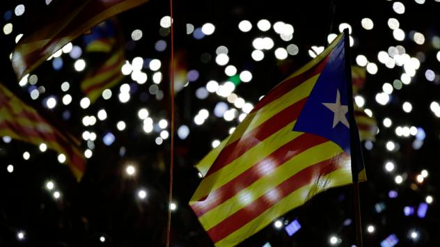 Как каталунците, които подкрепят независимостта, планират да създадат нова държава в 7 стъпки