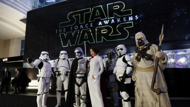Фенове на &quot;Междузвездни войни&quot; облечени като любимите си герои позират за снимка минути преди премиерата на поредния филм от сагата. Снимка: Tomohiro Ohsumi/Bloomberg