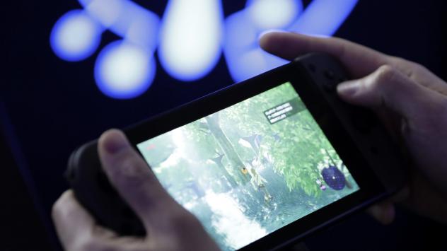 Потребител играе на The Legend of Zelda: Breath of the Wild на Switch, по време на представянето на новата конзола на Nintendo в Токио, Япония, на 13 януари 2017. Photographer: Kiyoshi Ota/Bloomberg