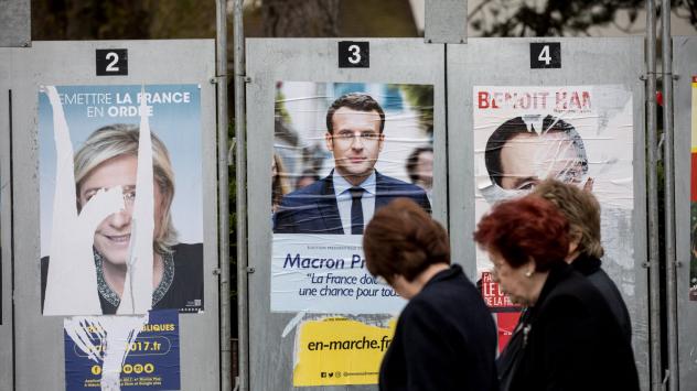 Плакати на кандидатите за президент на Франция. Париж. 23 април 2017. Photographer: Christophe Morin/Bloomberg