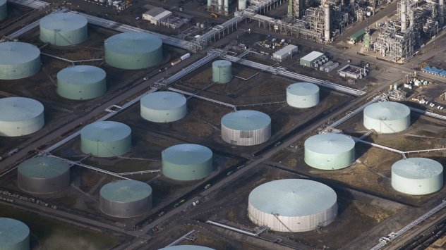 Петролът продължи да поевтинява след четири седмици на загуби