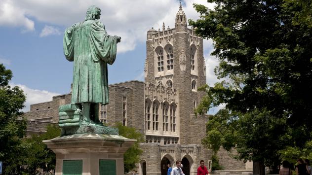 Статуята на президента на Принстън Джон Уидърспун в университетския кампус. 10 юни 2010. Photographer: Emile Wamsteker/Bloomberg