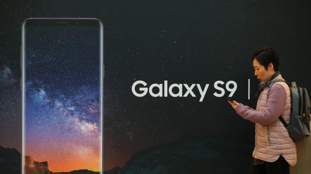 Минувач пред реклама на смартфона Galaxy S9 на Samsung Electronics Co. в Сеул, Южна Корея, 5 април 2018. Снимка: SeongJoon Cho/Bloomberg