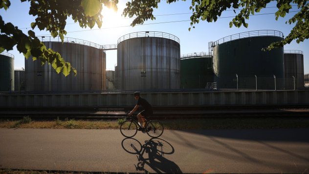Петролът се понижи след двудневен скок преди срещата на ОПЕК