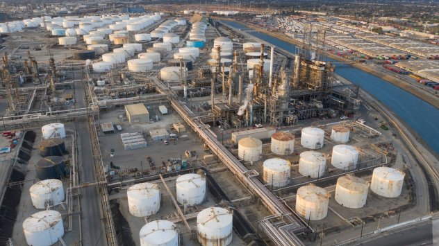 Петролът поскъпва като серия от предизвикателства за доставките засенчи безпокойството