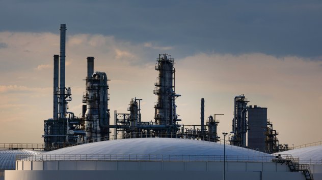 Петролът поскъпна на фона на цялостно покачване на пазара след