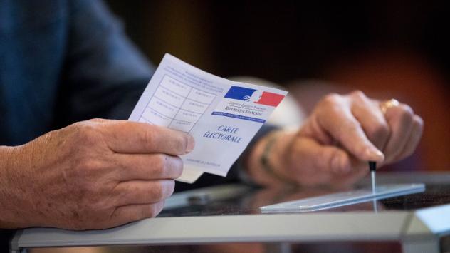 Избирател гласува в Льо Туке, Франция. 23 април 2017. Photographer: Christophe Morin/Bloomberg