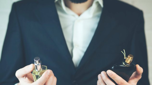 Как да комбинирате елегантния костюм с парфюма 