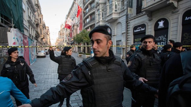 В часовете след смъртоносната терористична атака в централен Истанбул правителството