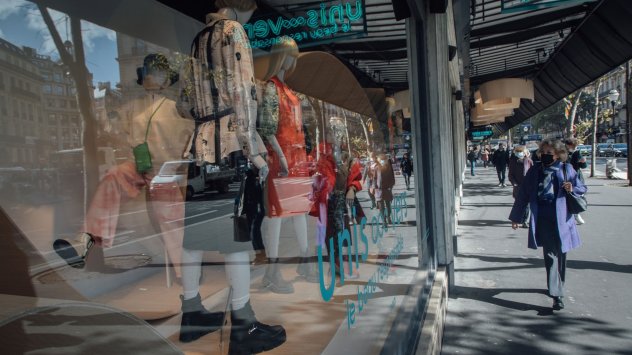 Намалените потребителски разходи нарастващите лихвени проценти и по сложните условия за