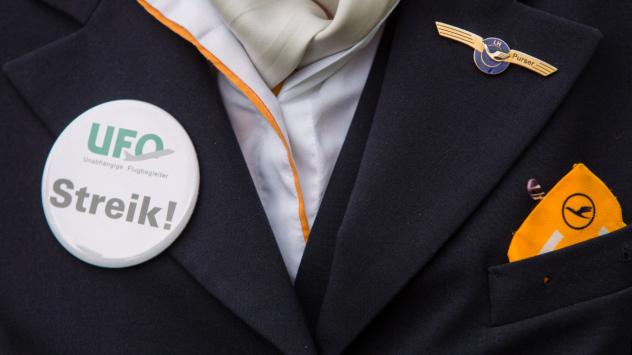 Стюардеса със значка &quot;Стачка&quot; на независимия синдикат на  стюардите (UFO) по време на стачката през летището във Франкфурт на 6 ноември 2015. Photographer: Martin Leissl/Bloomberg