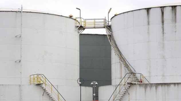 Цената на петрола продължава да върви надолу а инвеститорите отново