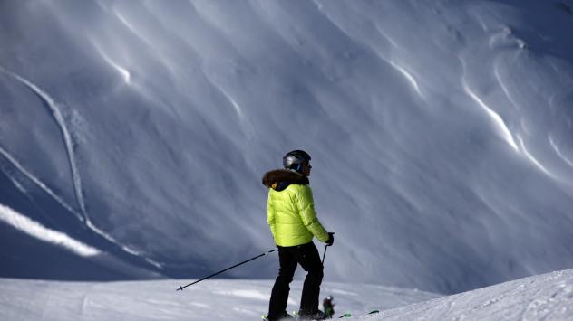 Скиор гледа писта в планината Парсен в Давос, Швейцария Снимка: Matthew Lloyd/Bloomberg