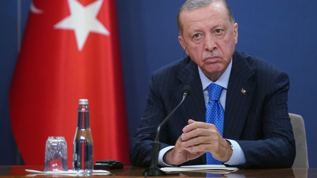 След като срина турската икономика и предизвика обедняването на средната