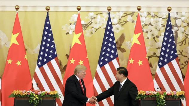 Президентът на САЩ Доналд Тръмп, в ляво се здрависва с президента на Китай Си Дзинпин, в дясно в Пекин, Китай. 9 ноември 2017. Photographer: Qilai Shen/Bloomberg