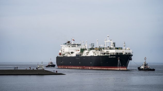 Два плаващи терминала за втечнен природен газ LNG пристигнаха в