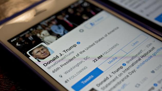 Профилът на Доналд Тръмп в Twitter на екрана на iPhone.Снимка: Andrew Harrer/Bloomberg