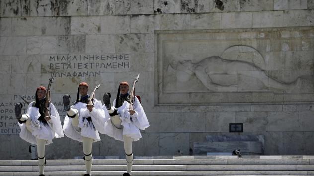 Почетен караул пред гроба на Незнайния войн в Атина. Снимка: Matthew Lloyd/Bloomberg
