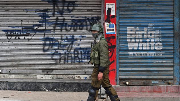 Индийски войник патрулира в Сринагар, столицата на Кашмир. Снимка:Anindito Mukherjee/Bloomberg