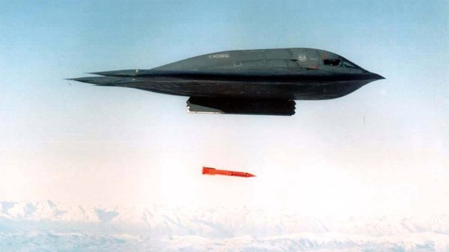 Бомбардировач B-2 пуска лазерно насочвана бомба. Източник, Американска армия, Getty Images