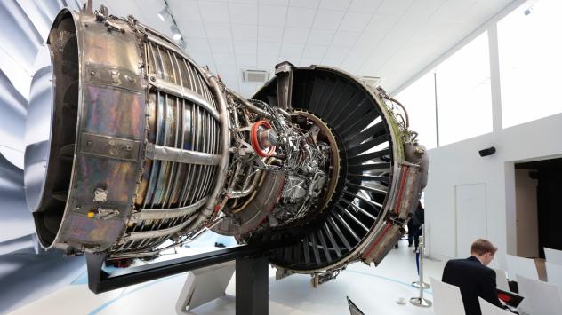 Движател GEnx на автосалона в Париж 2015. Photographer: Jason Alden/Bloomberg