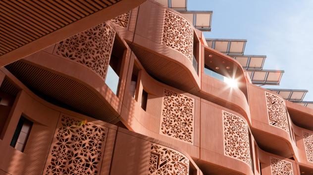 Слънчеви панели на покрива на Института за наука и технология &quot;Масдар&quot; в Абу Даби; Photographer: Duncan Chard/Bloomberg