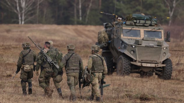 Испански войници минават покрай механизирана пехотна машина Foxhound по време на военните учения на НАТО „Брилянтен скок“ в Дравско Поморско, Полша, на 26 февруари.Фотограф: Шон Галъп/Getty Images