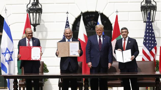 (От ляво надясно) Абдел Латиф ал Заяни - министър на външните работи на Бахрейн; Бенямин Нетаняху - министър-председател на Израел, Доналд Тръмп - президент на САЩ, Абдула бин Зайед Ал Нахаян - министър на външните работи и международното сътрудничество на ОАЕ. Снимка: Bloomberg