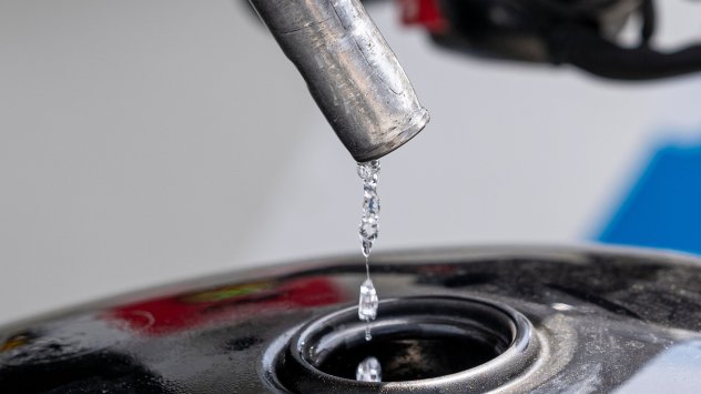 Цената на петрола падна в началото на месеца тъй като