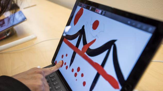 Клиент тества iPad Pro в магазин на Apple в Сан Франциско, Photographer: David Paul Morris/Bloomberg 