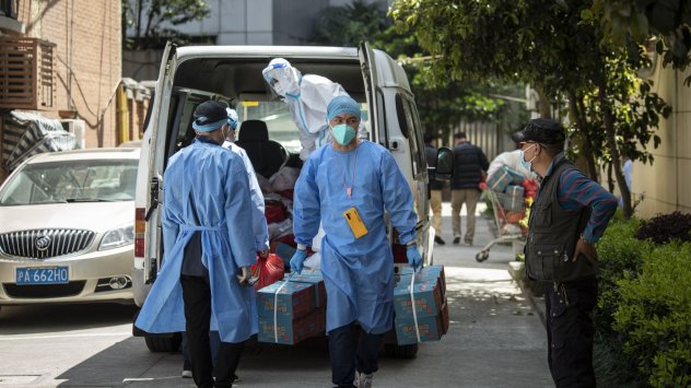 Китайските акции паднаха в понеделник заради нарастващи притеснения относно избухването