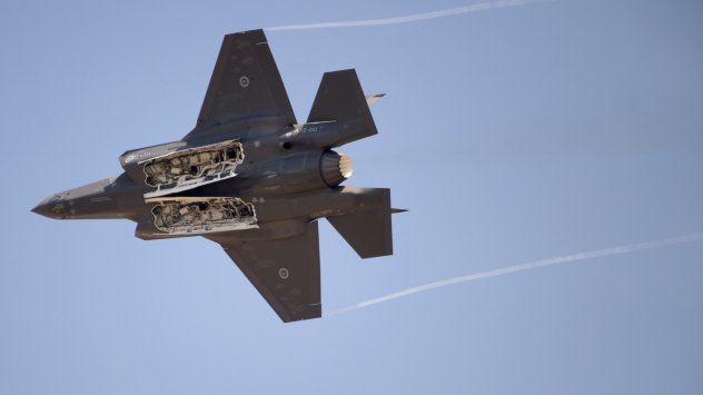 Военноморските сили на САЩ се надпреварват да спасят изтребител F-35C