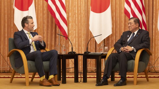 Пийт Хегсет, вляво, по време на срещата си с Ишиба в Токио на 30 март. Фотограф: Стайнислав Когику/SOPA Images/Bloomberg