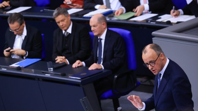 Фридрих Мерц, вдясно, и Олаф Шолц, седнал трети отляво, в Бундестага в Берлин на 16 декември. Снимка: Bloomberg LP