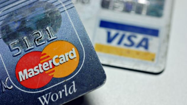 Логото на MasterCard върху дебитна карта. Снимка: Daniel Acker/Bloomberg News