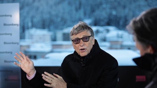 Бил Гейтс по време на специалното интервю с главния редактор на Bloomberg, Джон Микълтуейт в Давос, Швейцария. Снимка: Simon Dawson/Bloomberg