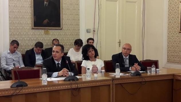 Йордан Чомпалов, Карина Караиванова и Румен Соколов на изслушване в парламента. Снимка: Investor.bg