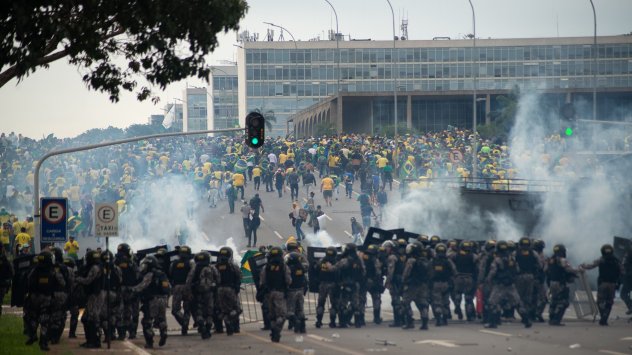 Хиляди поддръжници на бившия бразилски президент Жаир Болсонаро щурмуваха висшите
