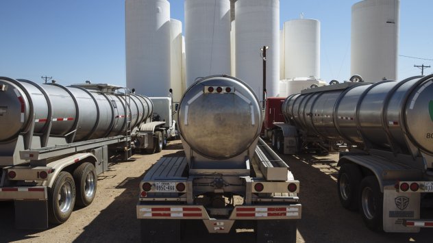 Петролът се задържа близо до едномесечен връх след като данните