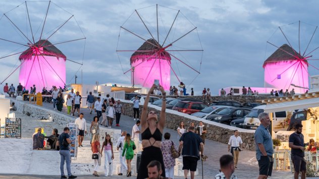 Туристи в Миконос, Гърция. Снимка: Ник Палеологос/Bloomberg