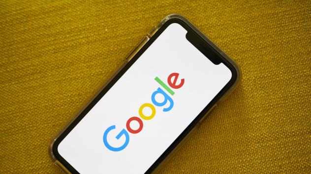 Лого на Google на екрана на iPhone. Снимка: Gabby Jones/Bloomberg