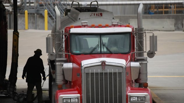 Трейдърите натрупаха опции според които петролът може да поскъпне още