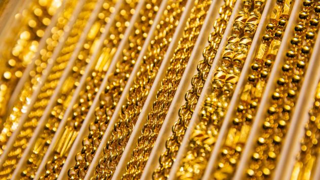 Златни бижута в магазин в Хонконг. 2 февруари 2016. Photographer: Billy H.C. Kwok/Bloomberg