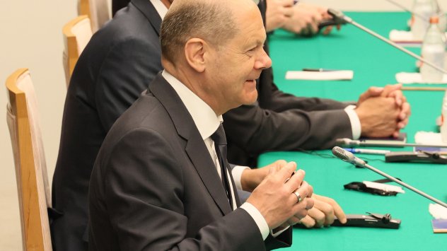 Канцлерът Олаф Шолц отхвърли днес критиките че Германия не проявява