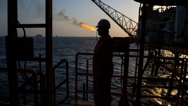Петролът се насочва към седмична загуба докато инвеститорите преценят ефектите