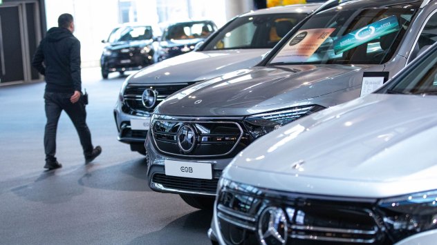 Германският автопроизводител Mercedes-Benz AG трупа допълнителни наличности от части, които