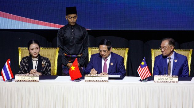 Паетонтарн Шинаватра, отляво, Фам Мин Чин, министър-председател на Виетнам, и Анвар Ибрахим, министър-председател на Малайзия, присъстват на 46-ата среща на върха на Асоциацията на страните от Югоизточна Азия (АСЕАН) в Куала Лумпур, Малайзия. Снимка: Bloomberg LP
